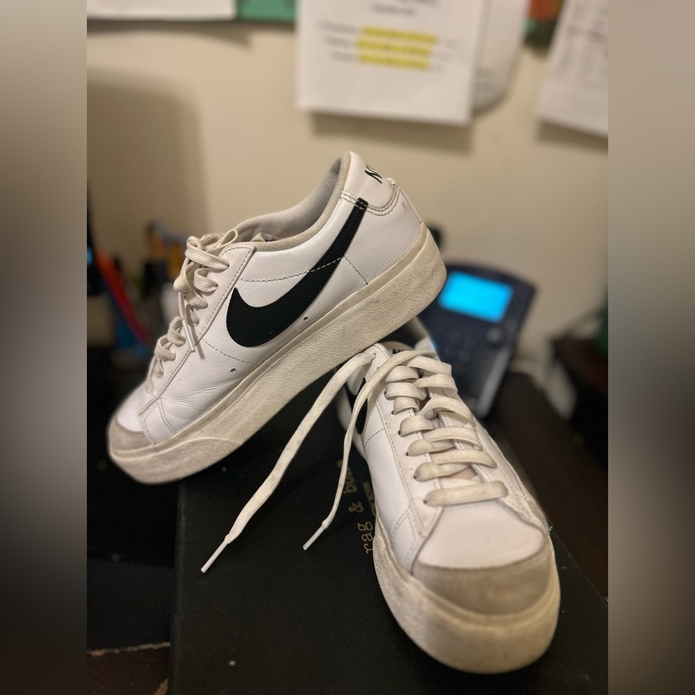 Nike Women’s White and Black Low-Top Sneakers - Picture 2 of 8